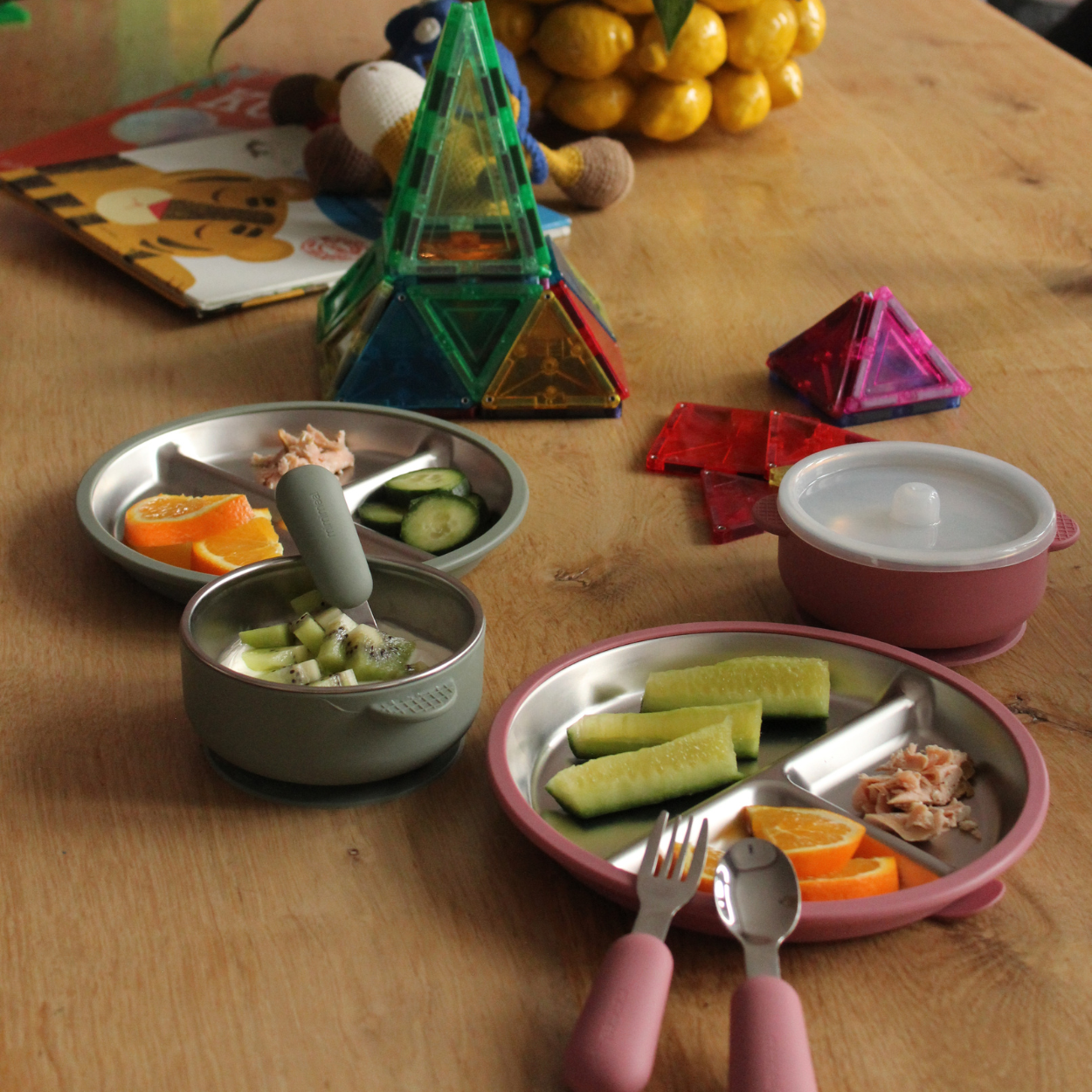 Siliconen of RVS kinderservies: wat is een bewuste keuze? Wanneer kies je nu voor siliconen en wanneer voor RVS? Wat is het verschil en waar doe je nu goed aan? Je leest het in dit artikel